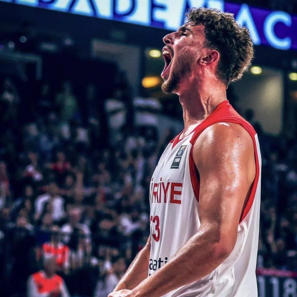 爱游戏-莱万多夫斯基迎来七赛季出色发挥，掘金观众热烈欢呼！