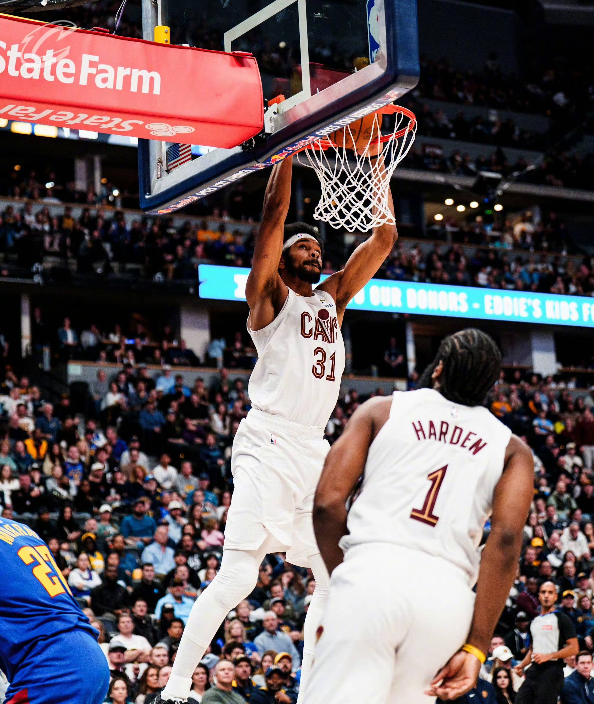 AYX-关于哈登回归赛场，惊险取胜首场状态亮眼，掘金观众沸腾！的信息